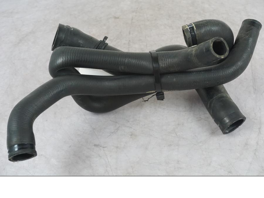 Höger sida på Vattenkyl Slang Set från en KTM 1290 Super Duke R -2022 motorcykel.