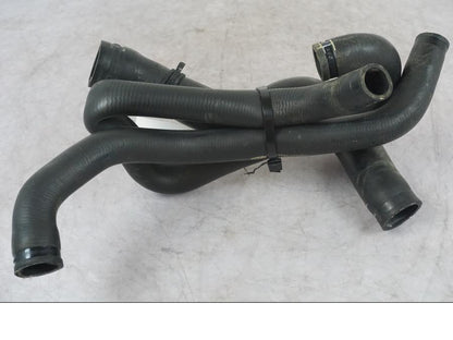 Höger sida på Vattenkyl Slang Set från en KTM 1290 Super Duke R -2022 motorcykel.