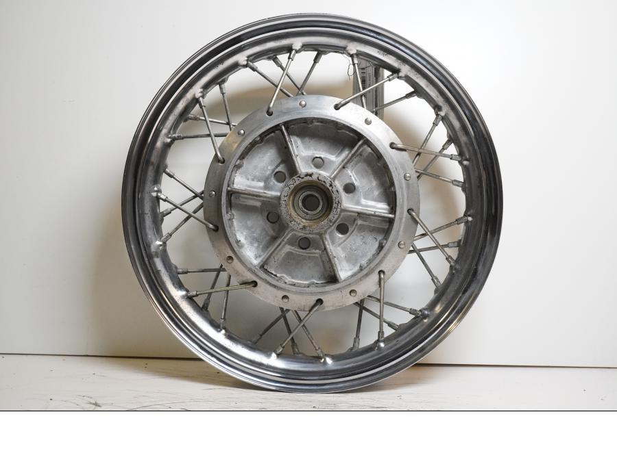 Framsidan på Fälg från en Suzuki LS 650 -1998 motorcykel.