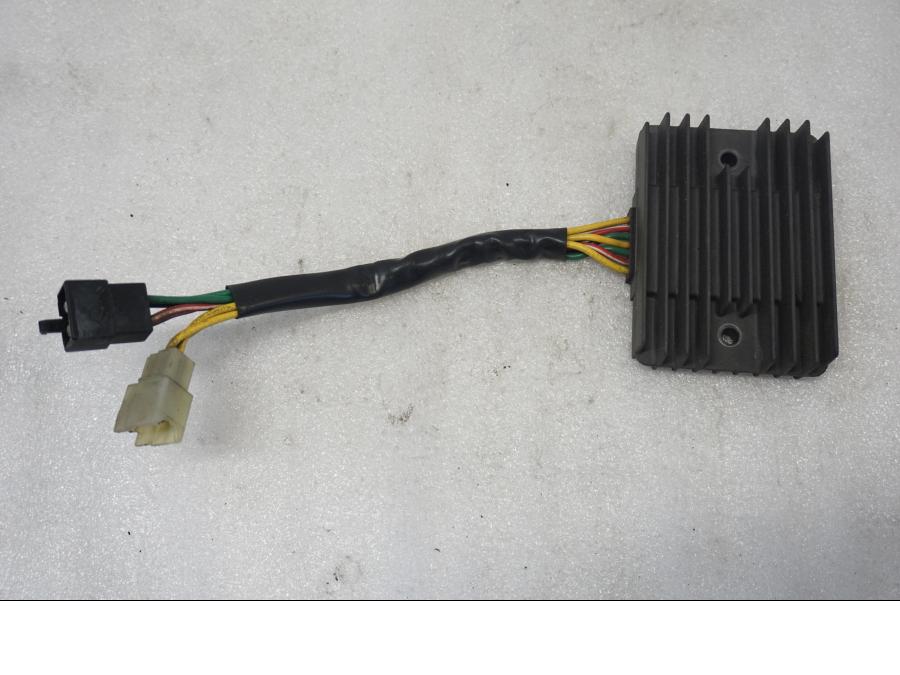 Baksidan på Likriktare från en Ducati Monster 796 -2013 motorcykel.