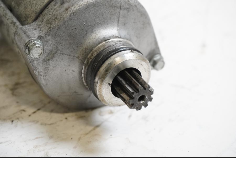 Baksidan på Startmotor från en Yamaha XJR 1300 -1999 motorcykel.