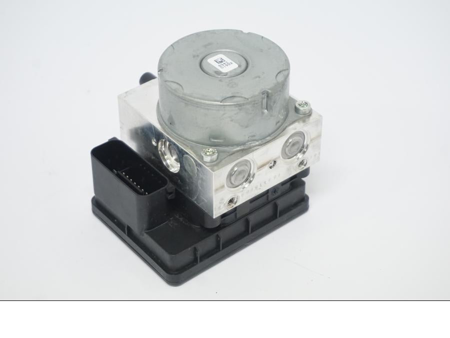 Snett uppifrån på ABS Modulator från en BMW R 1250 GS -2022 motorcykel.