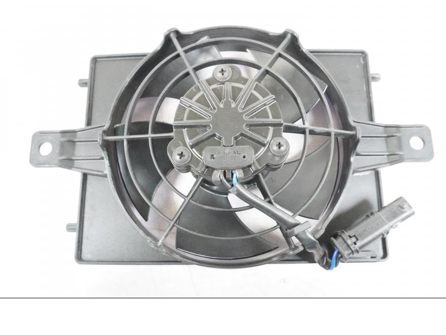 Framsidan på Vattenkylfläkt från en BMW R 1250 GSA -2021 motorcykel.