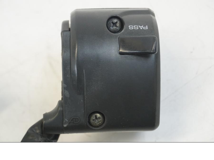 Vänster sida på Styrelreglage från en Yamaha YZF 1000 R1 -2004 motorcykel.