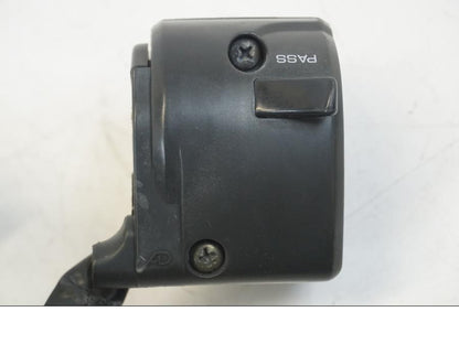 Vänster sida på Styrelreglage från en Yamaha YZF 1000 R1 -2004 motorcykel.