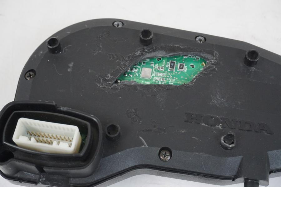 Extrabild2 på <p>Instrumentpanel till Honda CBR 900 RR 2000.</p>

<p>Lite lacksläpp se bild 3.</p>

<p>Samt att fäste är avbrutet se bild 2 och 3.</p>

<p>Fäste på baksidan avbrutet se bilder.</p>

<p>Samt stor bit har brutits av se sista bilden.</p>

<p>Repor.</p>

<p>Okej skick.</p> motorcykel.
