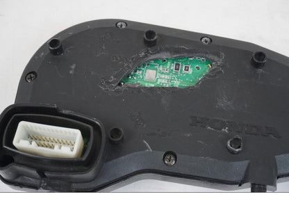 Extrabild2 på <p>Instrumentpanel till Honda CBR 900 RR 2000.</p>

<p>Lite lacksläpp se bild 3.</p>

<p>Samt att fäste är avbrutet se bild 2 och 3.</p>

<p>Fäste på baksidan avbrutet se bilder.</p>

<p>Samt stor bit har brutits av se sista bilden.</p>

<p>Repor.</p>

<p>Okej skick.</p> motorcykel.