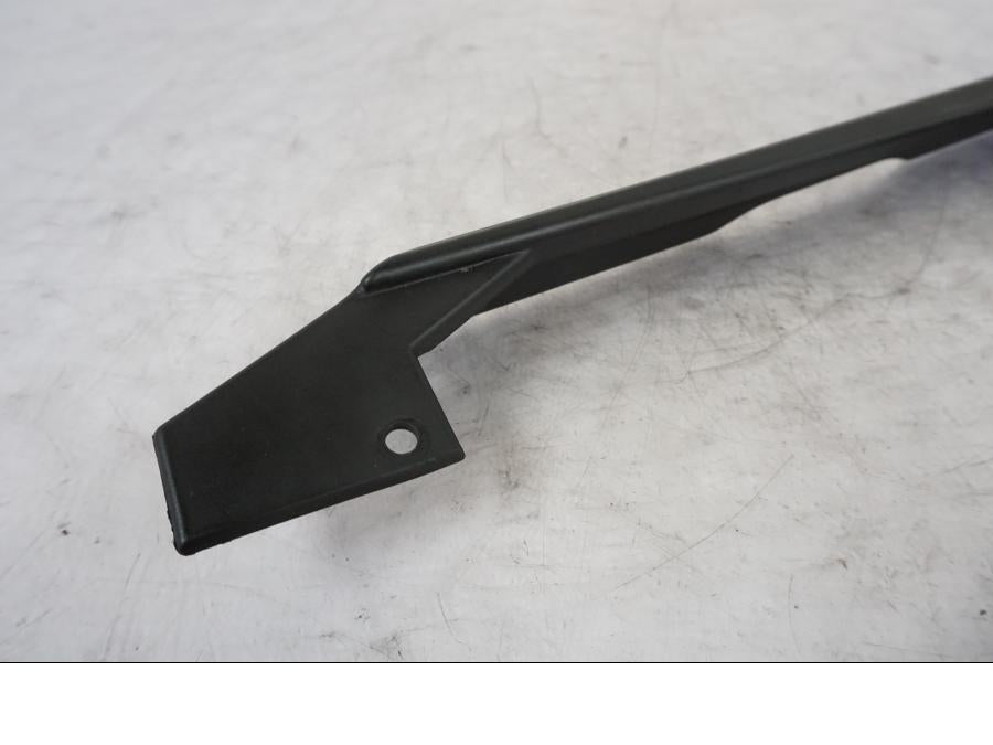 Baksidan på Kedjeskydd från en KTM 690 Duke -2014 motorcykel.