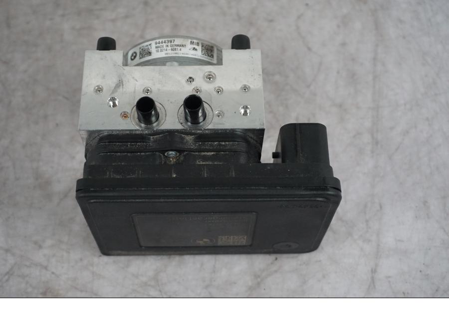 Framsidan på ABS Modulator från en BMW S 1000 XR -2019 motorcykel.