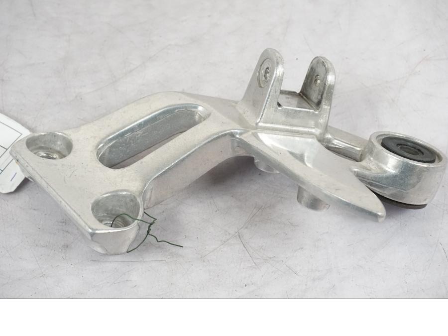 Vänster sida på Fotpinnefäste från en Yamaha XJ 900 S -1999 motorcykel.