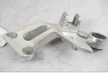 Vänster sida på Fotpinnefäste från en Yamaha XJ 900 S -1999 motorcykel.