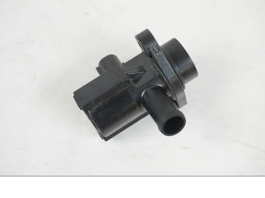 Vänster sida på Second Air från en Suzuki VZR 1800 -2009 motorcykel.