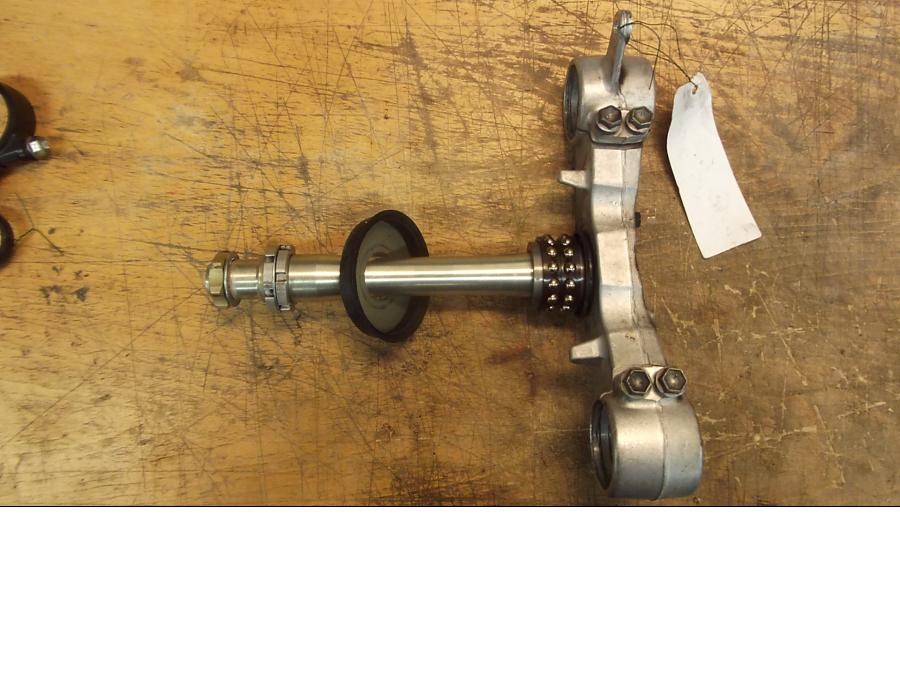 Framsidan på Gaffelkrona från en Suzuki SV 1000 -2004 motorcykel.