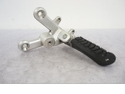 Framsidan på Fotpinnefäste från en KTM 990 Super Duke -2006 motorcykel.