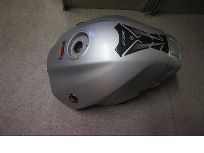 Framsidan på Bensintank från en Yamaha FJR 1300 -2016 motorcykel.