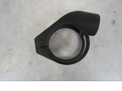 Snett uppifrån på Blinkersfäste från en KTM 1290 Super Duke R -2023 motorcykel.