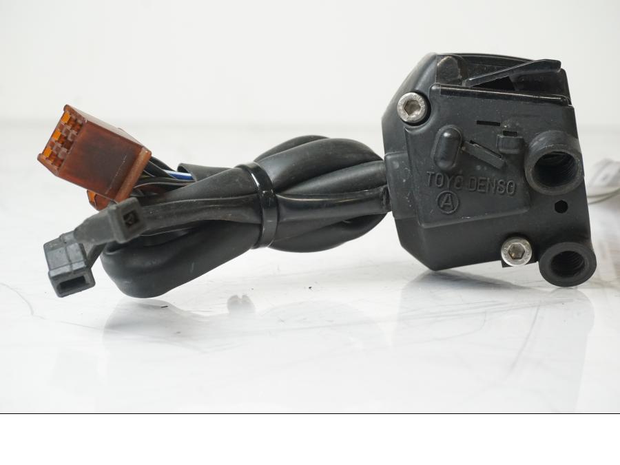 Snett uppifrån på <p>Styrelreglage höger från Honda CB 600 Hornet 2003.</p>

<p>Pigg avbruten för att fästa reglaget i styret.</p> motorcykel.