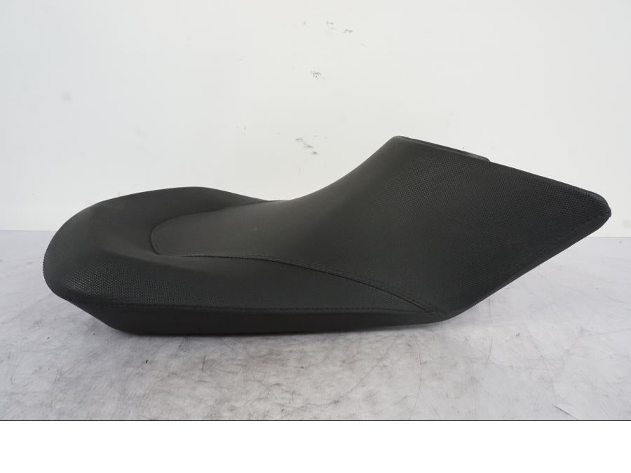 Baksidan på Sadel från en KTM 690 Duke -2014 motorcykel.