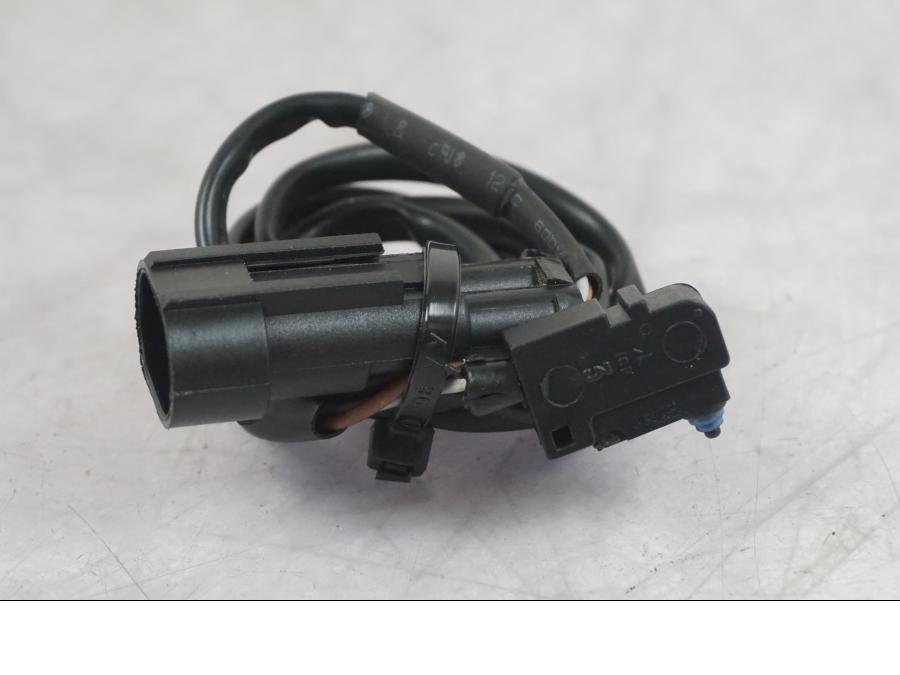 Baksidan på Bromsljuskontakt från en KTM 1290 Super Duke R -2022 motorcykel.