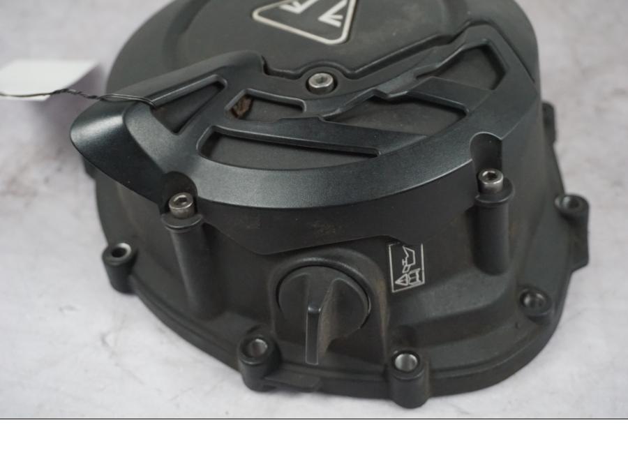 Vänster sida på Kopplingskåpa från en Triumph Tiger Explorer -2016 motorcykel.