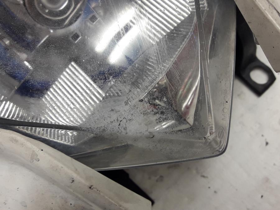 Höger sida på Strålkastare från en Husqvarna TE 630 -2011 motorcykel.