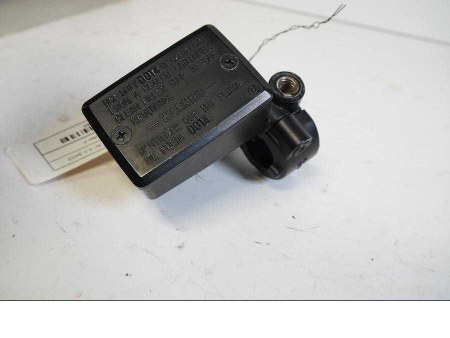 Baksidan på Bromshuvudcylinder från en Kawasaki Versys 650 -2007 motorcykel.