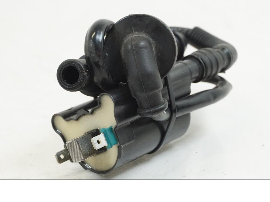 Vänster sida på Tändspole från en Honda CB 650 F Hornet -2017 motorcykel.