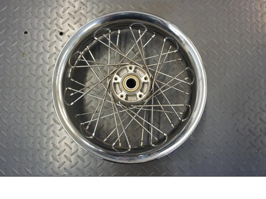 Framsidan på Fälg från en H-D Touring Road King Classic FLHRCI -2008 motorcykel.