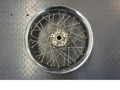 Framsidan på Fälg från en H-D Touring Road King Classic FLHRCI -2008 motorcykel.