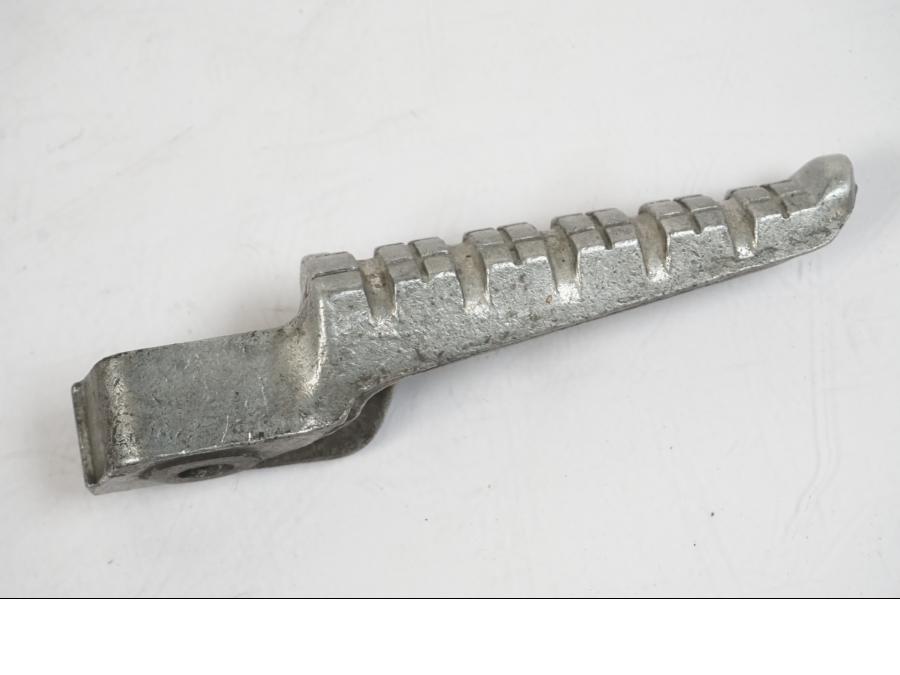 Baksidan på Fotpinne från en Aprilia RS 125 -2000 motorcykel.