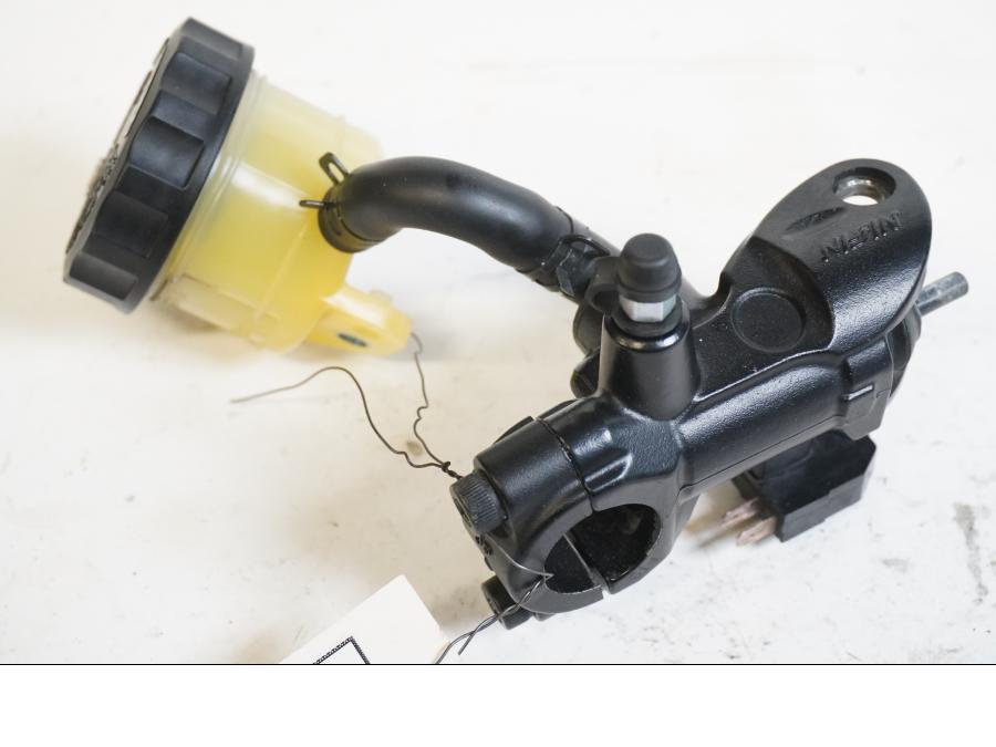 Framsidan på Bromshuvudcylinder från en Triumph Daytona 675 -2009 motorcykel.