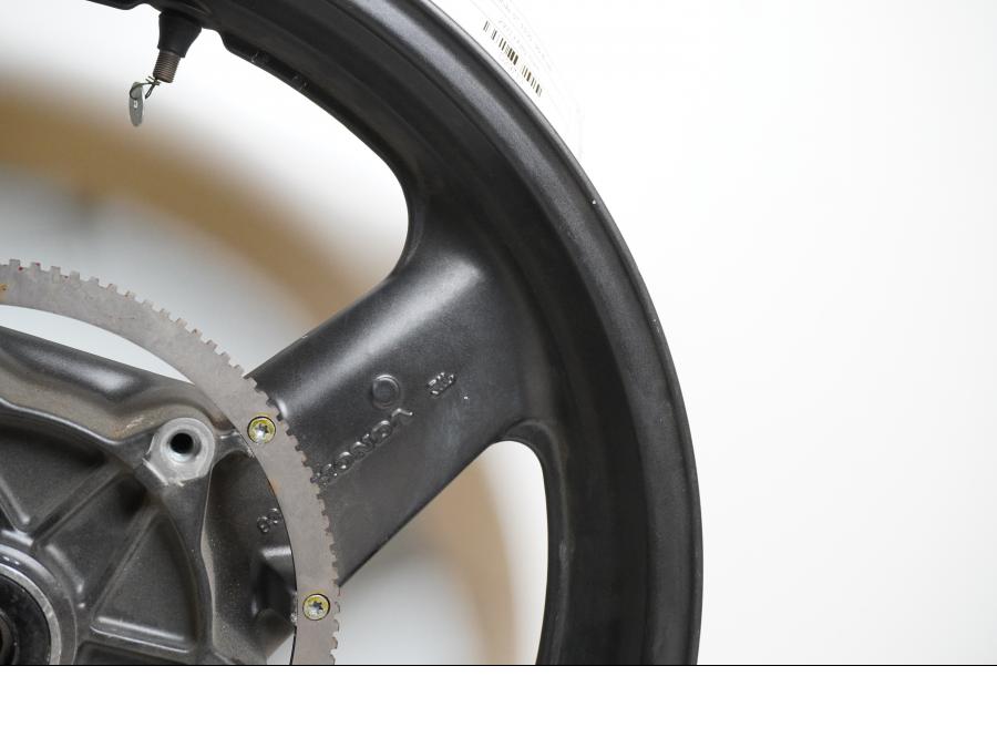 Vänster sida på Fälg från en Honda ST 1100 -1999 motorcykel.