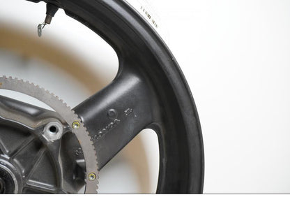 Vänster sida på Fälg från en Honda ST 1100 -1999 motorcykel.