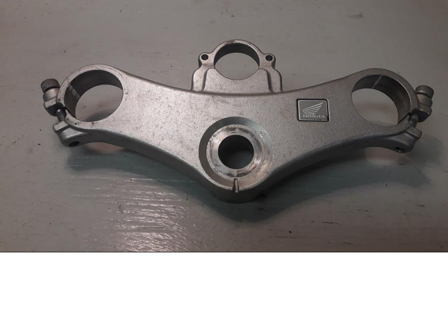 Framsidan på Gaffelkrona från en Honda VFR 800 -2000 motorcykel.