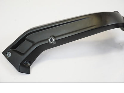 Vänster sida på Skylthållare från en Triumph Trident -2021 motorcykel.