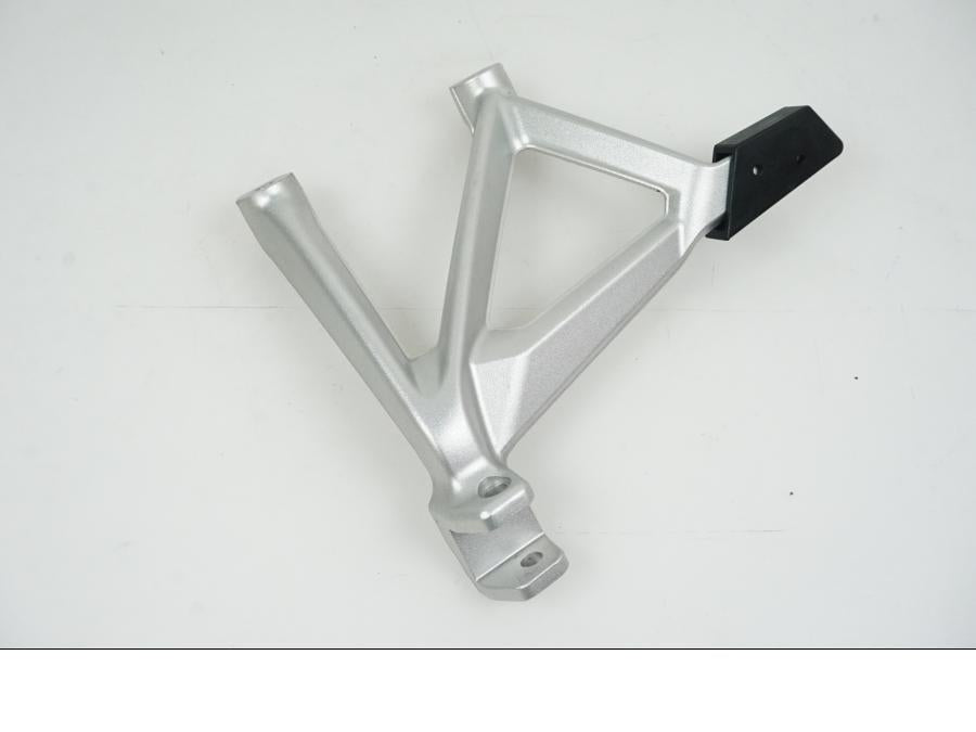 Framsidan på Fotpinnefäste från en BMW R 1250 GS -2017 motorcykel.