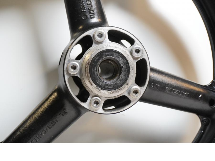 Baksidan på Fälg från en Suzuki GSX 1300 R -2003 motorcykel.