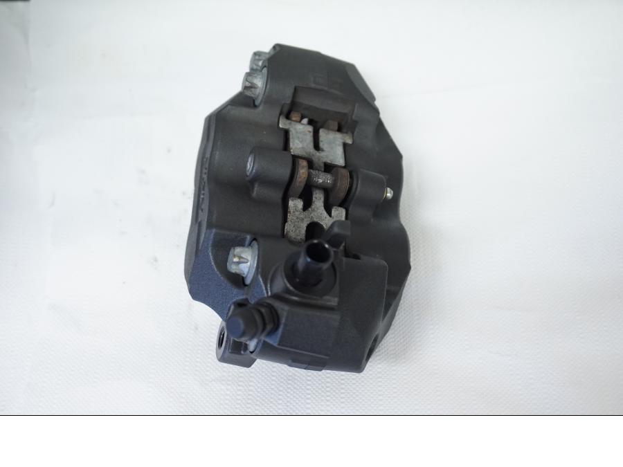 Höger sida på Bromsok från en Kawasaki Z 800 -2013 motorcykel.