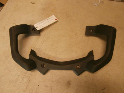 Framsidan på Passagerarhandtag från en Aprilia ETV 1000 -2002 motorcykel.