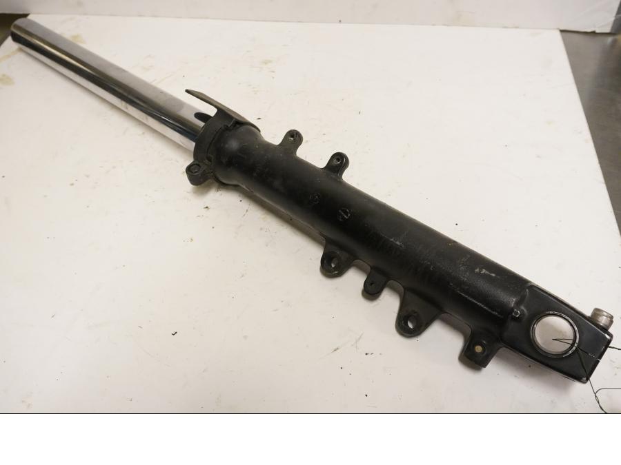 Framsidan på Gaffelben från en Triumph Daytona 650 -2005 motorcykel.