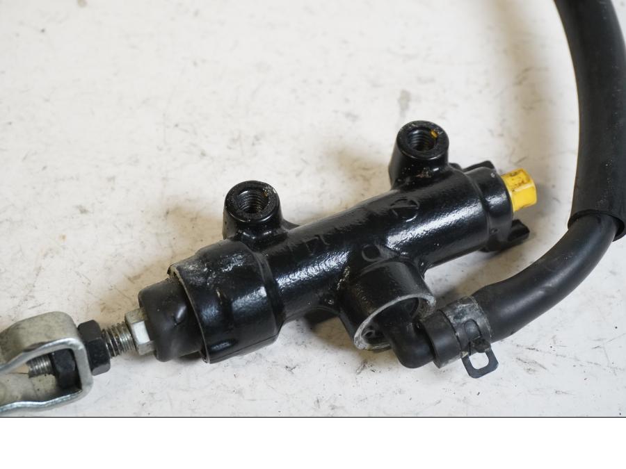 Baksidan på Bromshuvudcylinder från en Kawasaki Ninja 300 -2013 motorcykel.