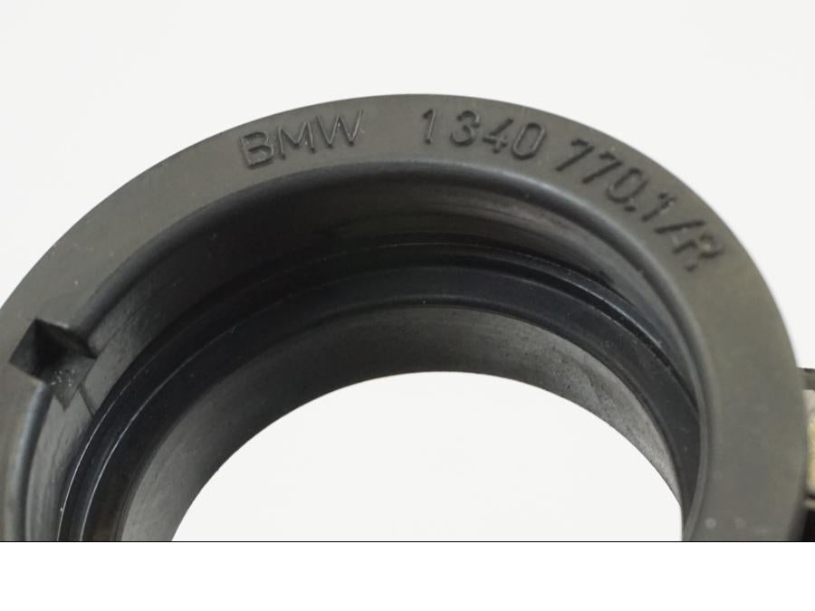 Snett nerifrån på Insug från en BMW R 1150 R -2002 motorcykel.