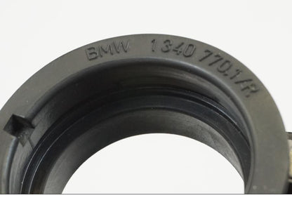 Snett nerifrån på Insug från en BMW R 1150 R -2002 motorcykel.