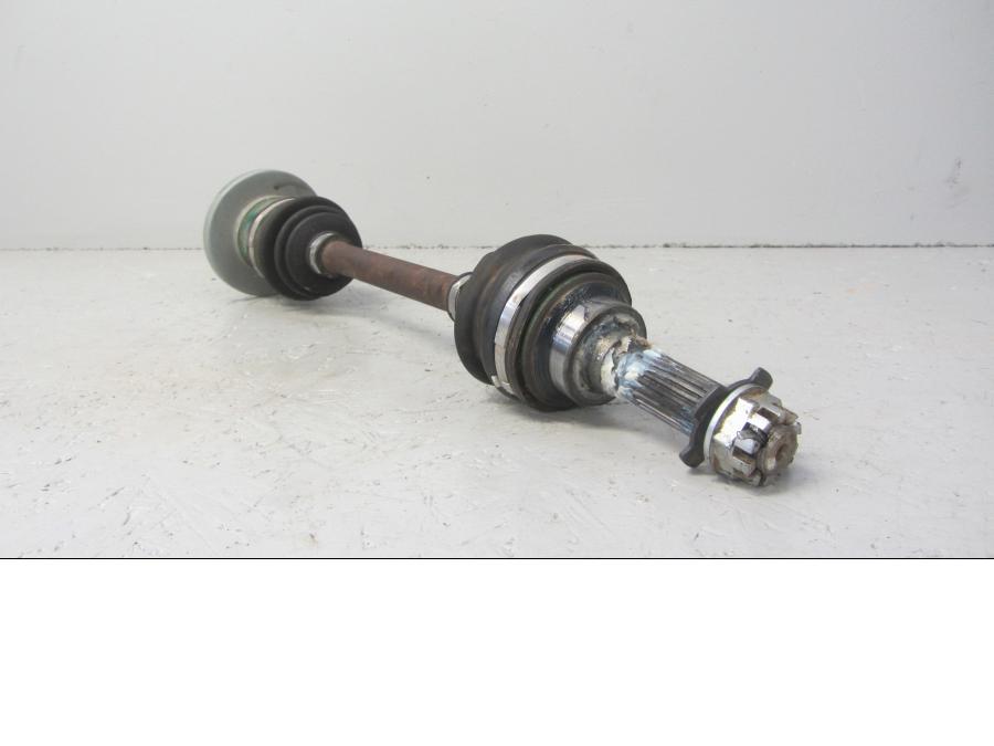 Höger sida på Drivaxel från en Suzuki LTA 750 XP E -2009 motorcykel.