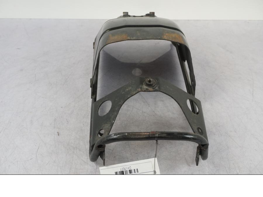 Höger sida på Bakskärmstag från en Suzuki VZ 800 -2000 motorcykel.