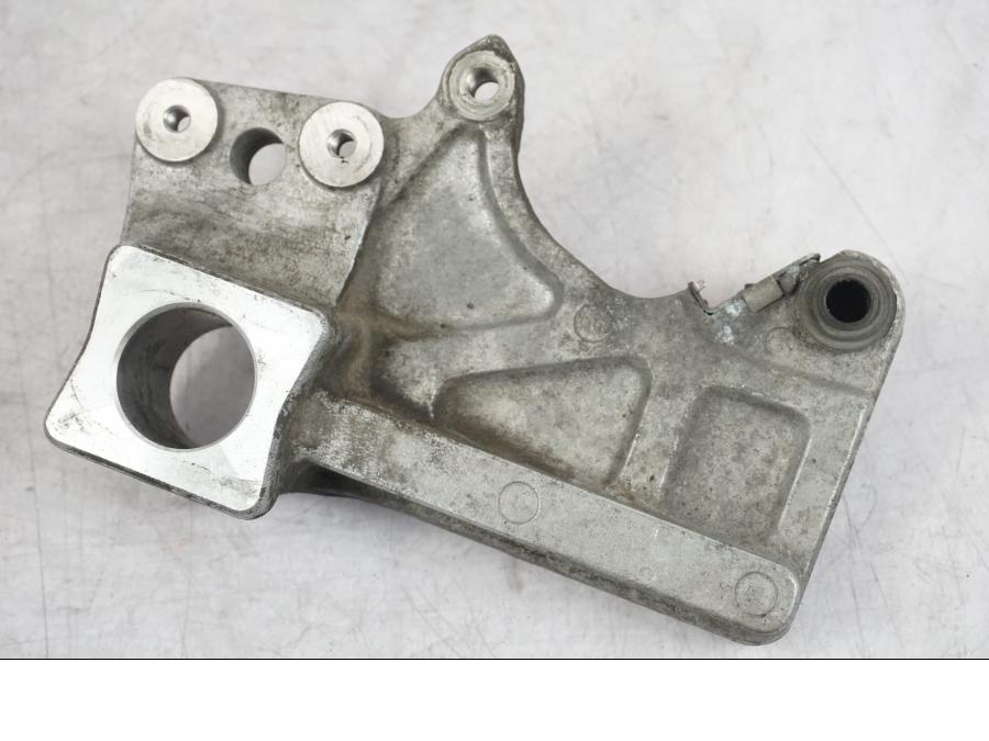 Framsidan på Bromsoksfäste från en Suzuki GSF 1250 -2010 motorcykel.