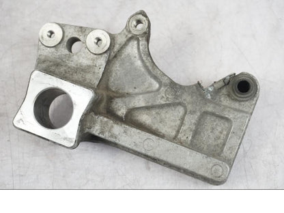 Framsidan på Bromsoksfäste från en Suzuki GSF 1250 -2010 motorcykel.