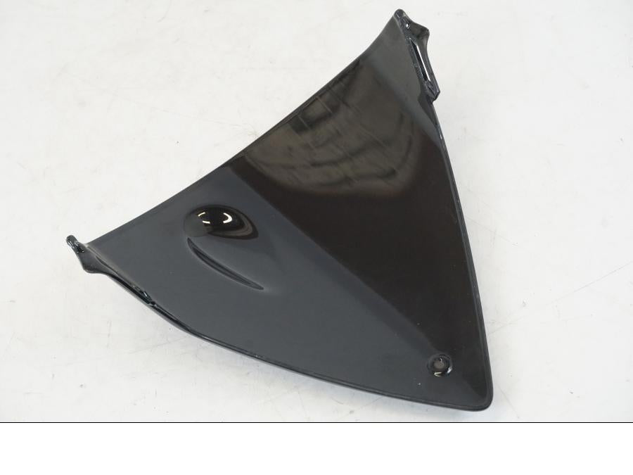 Snett uppifrån på Vindruta från en Aprilia Tuono V4R -2011 motorcykel.