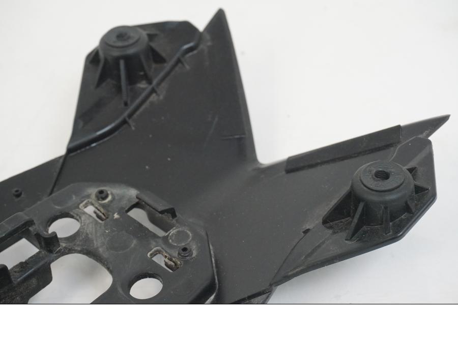 Snett nerifrån på Undertail från en Kawasaki ER-6F -2016 motorcykel.