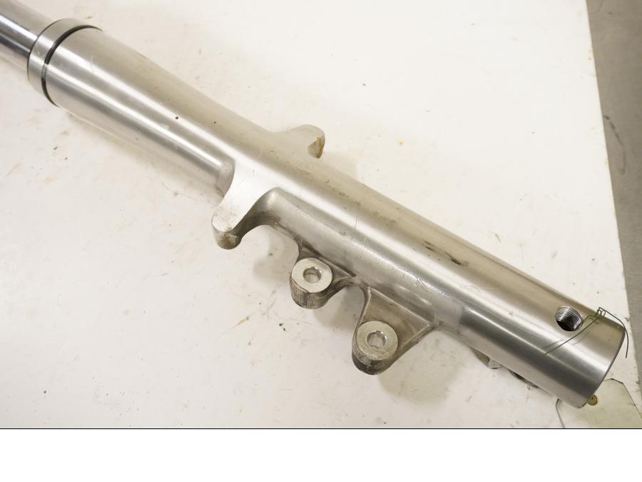 Baksidan på Gaffelben från en Suzuki VL 800 -2004 motorcykel.